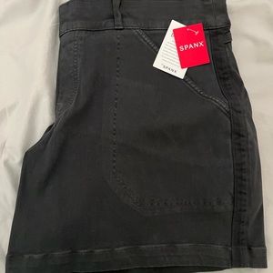 Spanx 6” Stretch Twill Shorts - Never worn (color: washed black, size: XL)